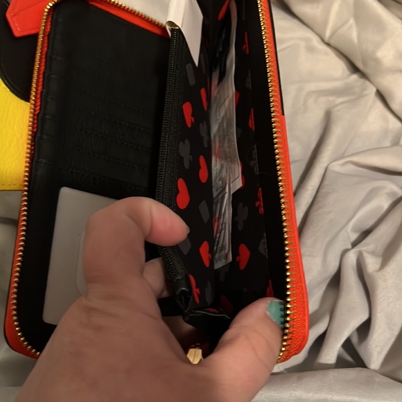 Queen of Hearts Disney loungefly wallet NWT Alice in wonderland - Picture 4 of 4